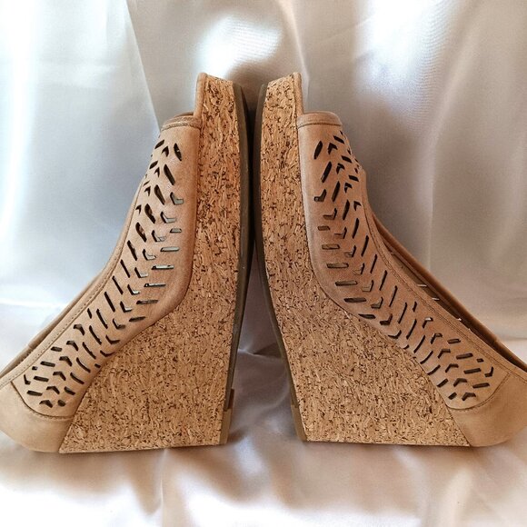 EUC 💥 ADRIENNE VITTADINI PEEP TOE LEATHER WEDGE PUMPS CORK 4" ~ SIZE 9.5 - Picture 3 of 8